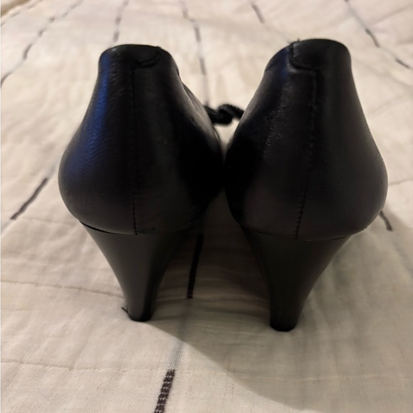 Jessica Simpson adorable black closed wedge with bows 8.5 great condition - Picture 2 of 6